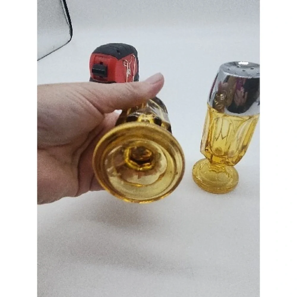 VINTAGE AMBER AND CHROME PEDESTAL SALT & PEPPER SHAKER‎  4.5